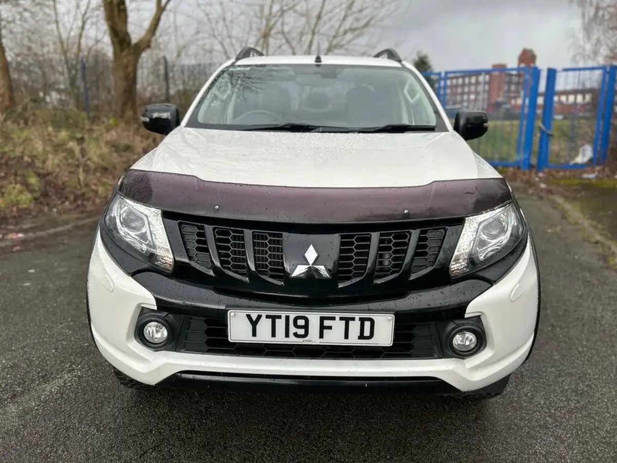 2019-mitsubishi-l200-24di-d-barbarian-black-hardtop-auto-big-13