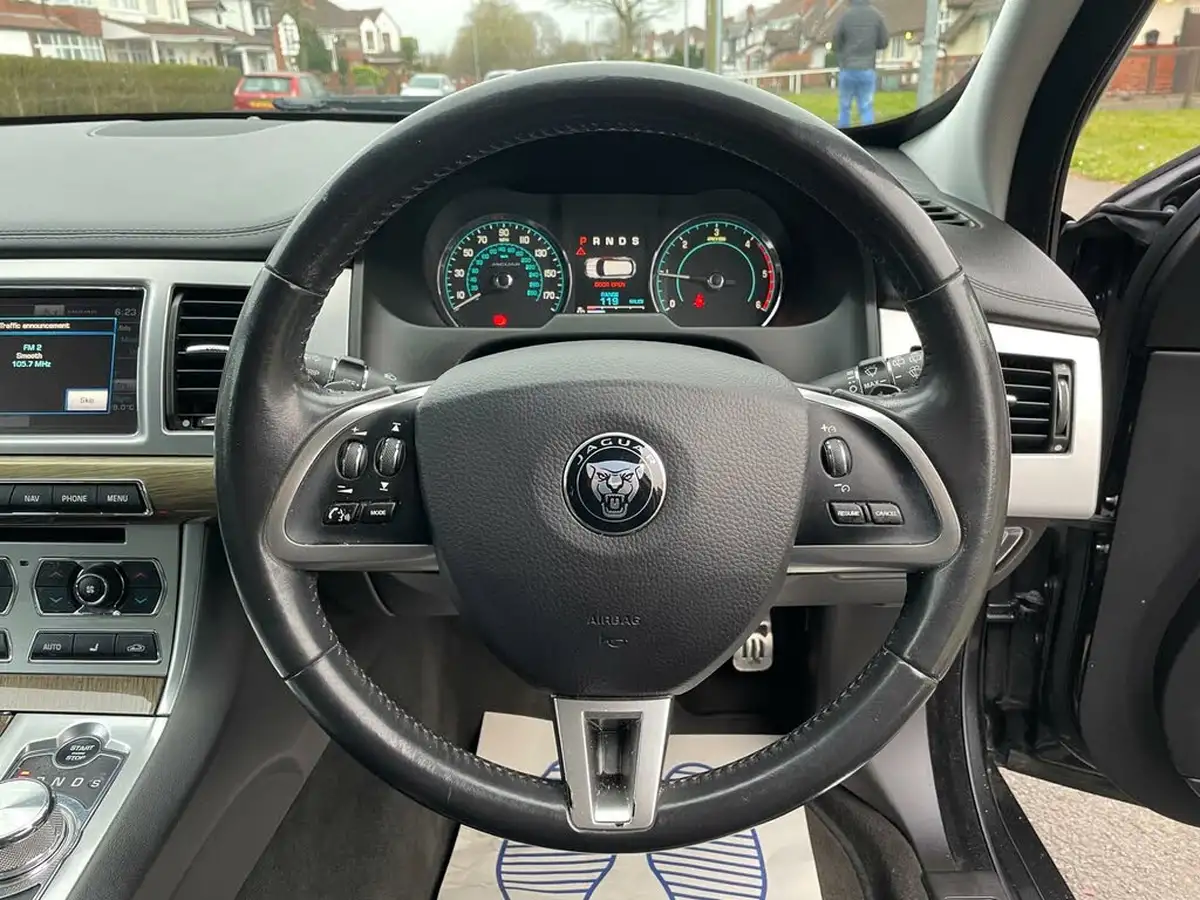2014-jaguar-xf-22td-premium-luxury-200ps-sportbrake-5d-big-23