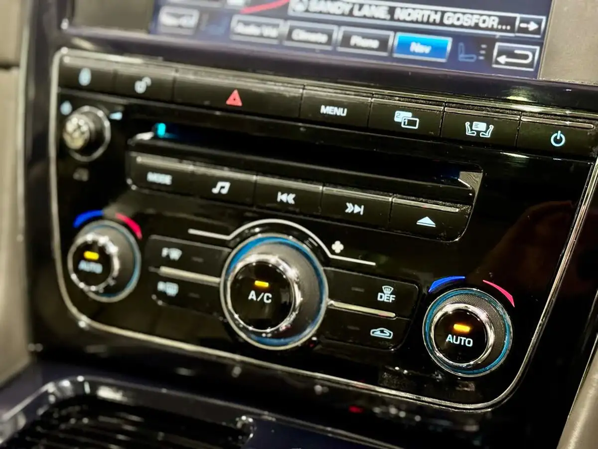 2010-jaguar-xj-series-50-xj-portfolio-big-29