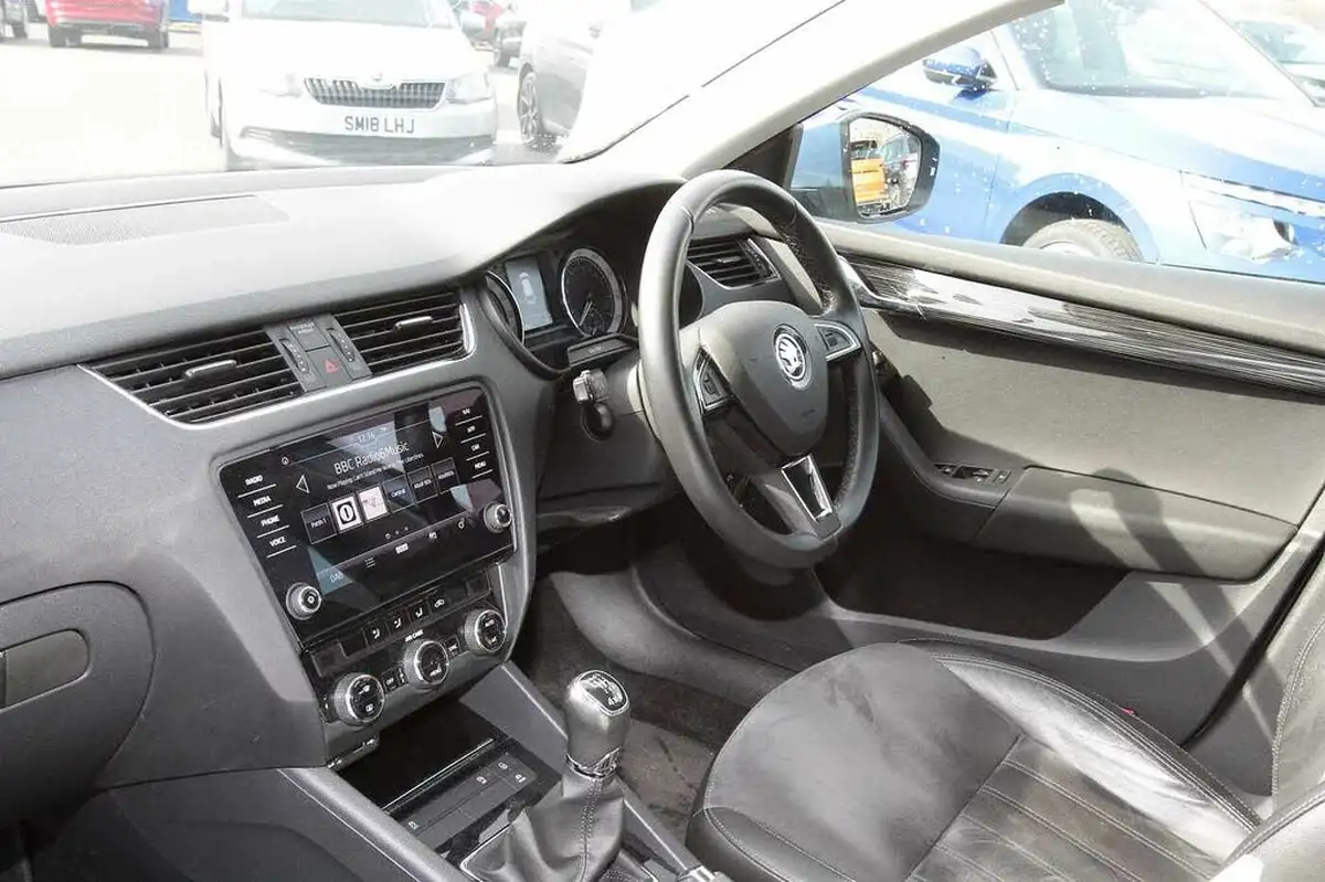 2017-skoda-octavia-20tdi-se-l-4x4-estate-big-1