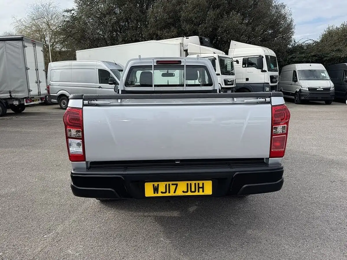 2017-isuzu-d-max-25td-4x4-single-pick-up-big-4