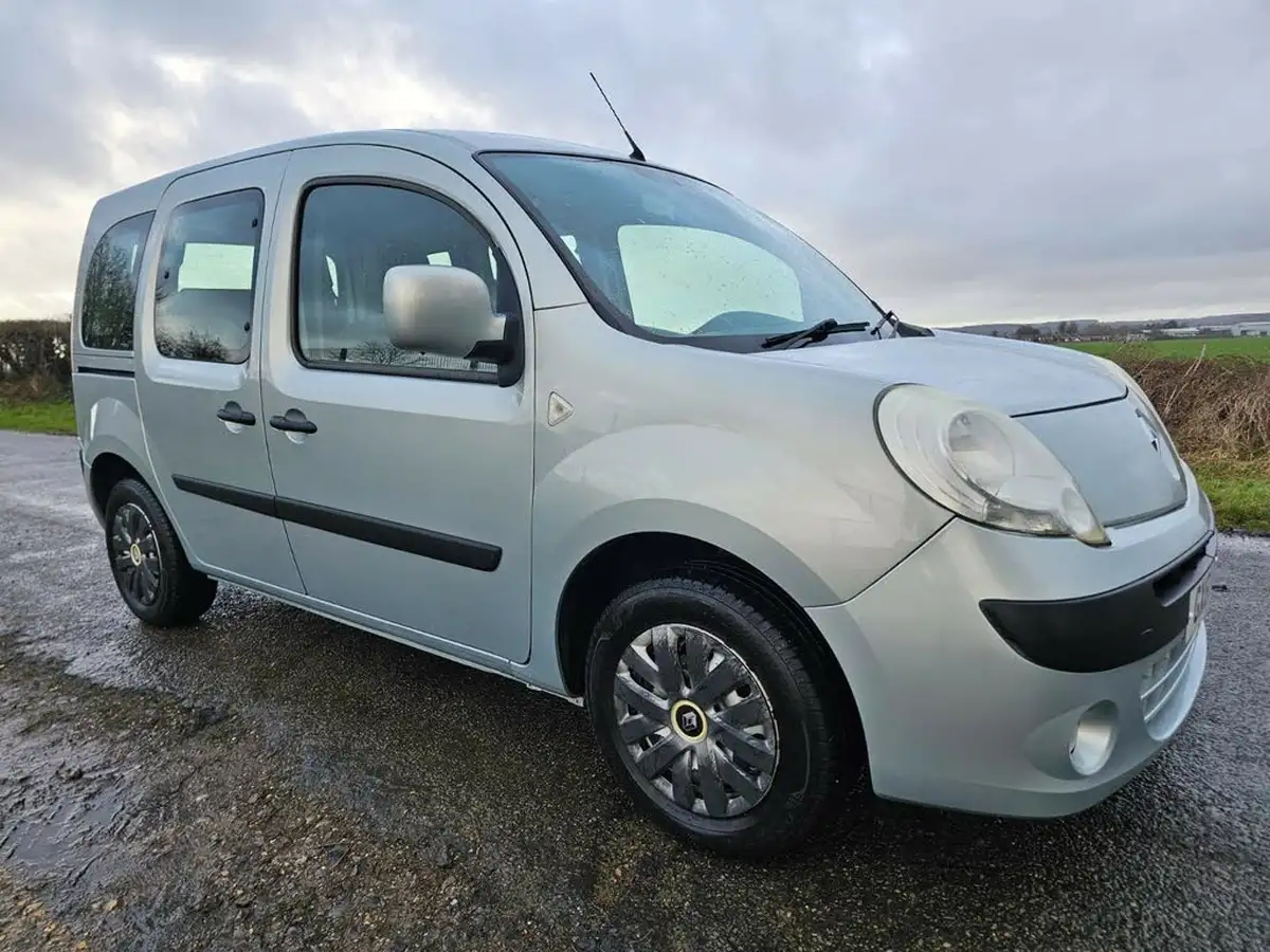 2011-renault-kangoo-16-expression-16v-105bhp-auto-big-0