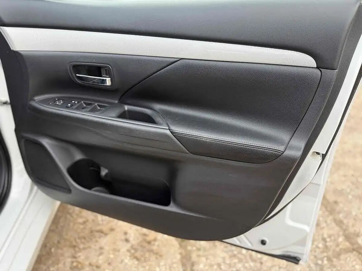 2014-mitsubishi-outlander-20-gx4h-big-14