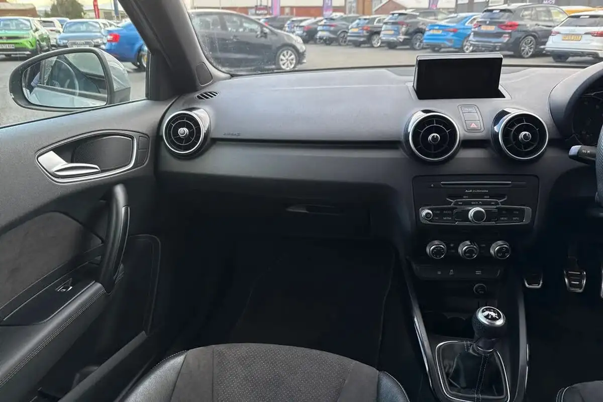2018-audi-a1-14-tfsi-black-edition-nav-150ps-cod-sportback-5d-big-14