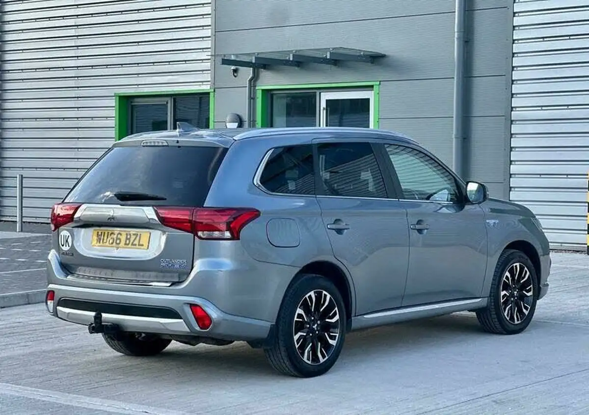 2016-mitsubishi-outlander-20-gx4h-phev-big-4