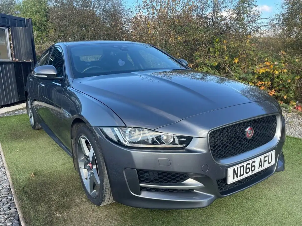 2016-jaguar-xe-20d-r-sport-180ps-awd-auto-big-17