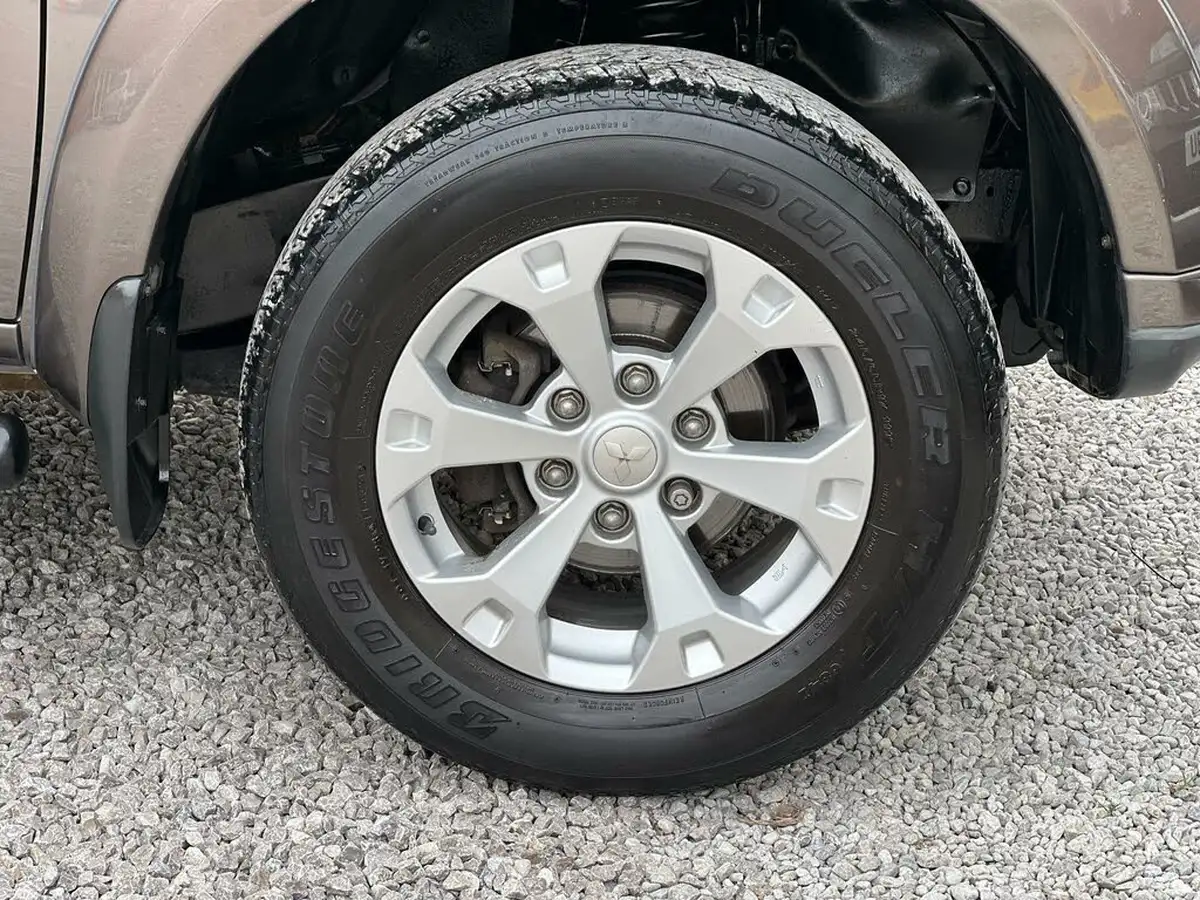 2014-mitsubishi-l200-25td-barbarian-auto-big-8