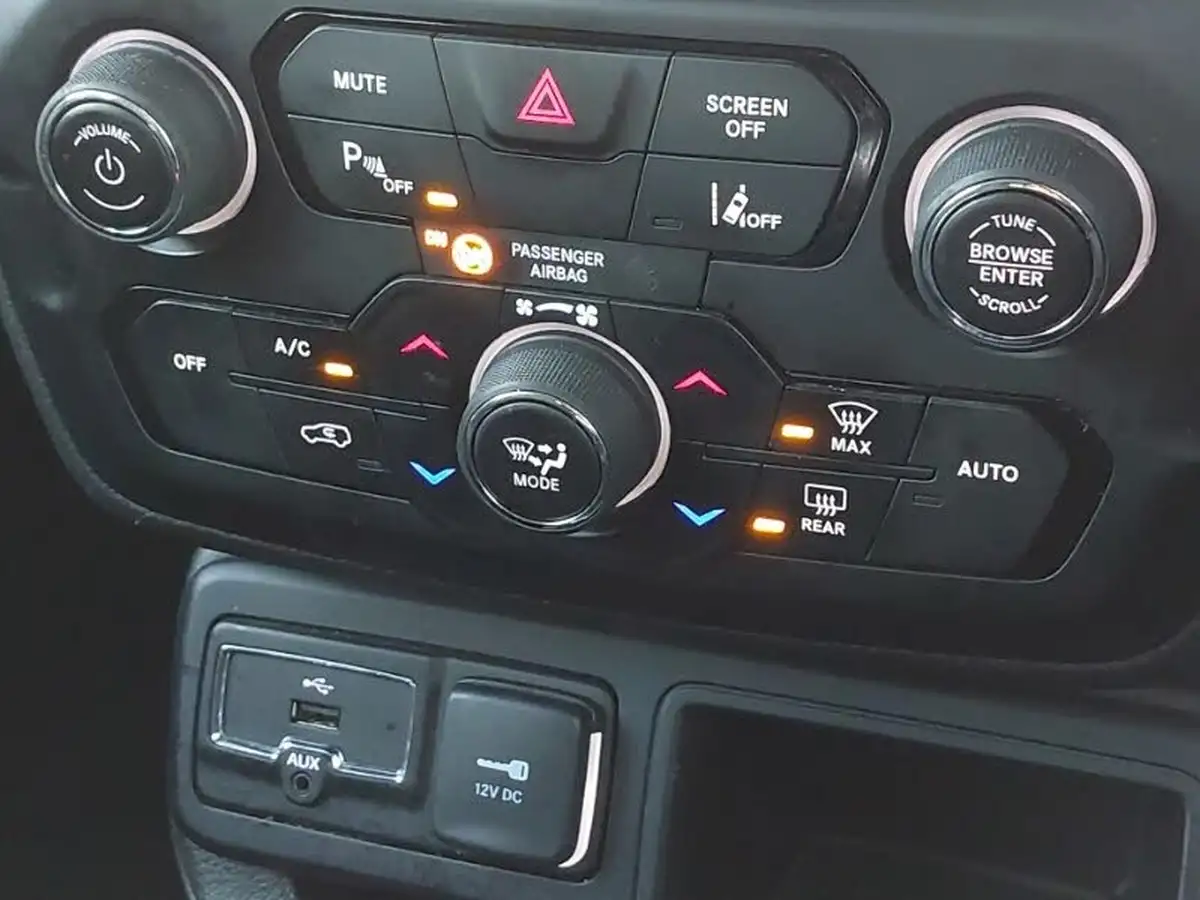 2021-jeep-renegade-10-gse-night-eagle-big-13