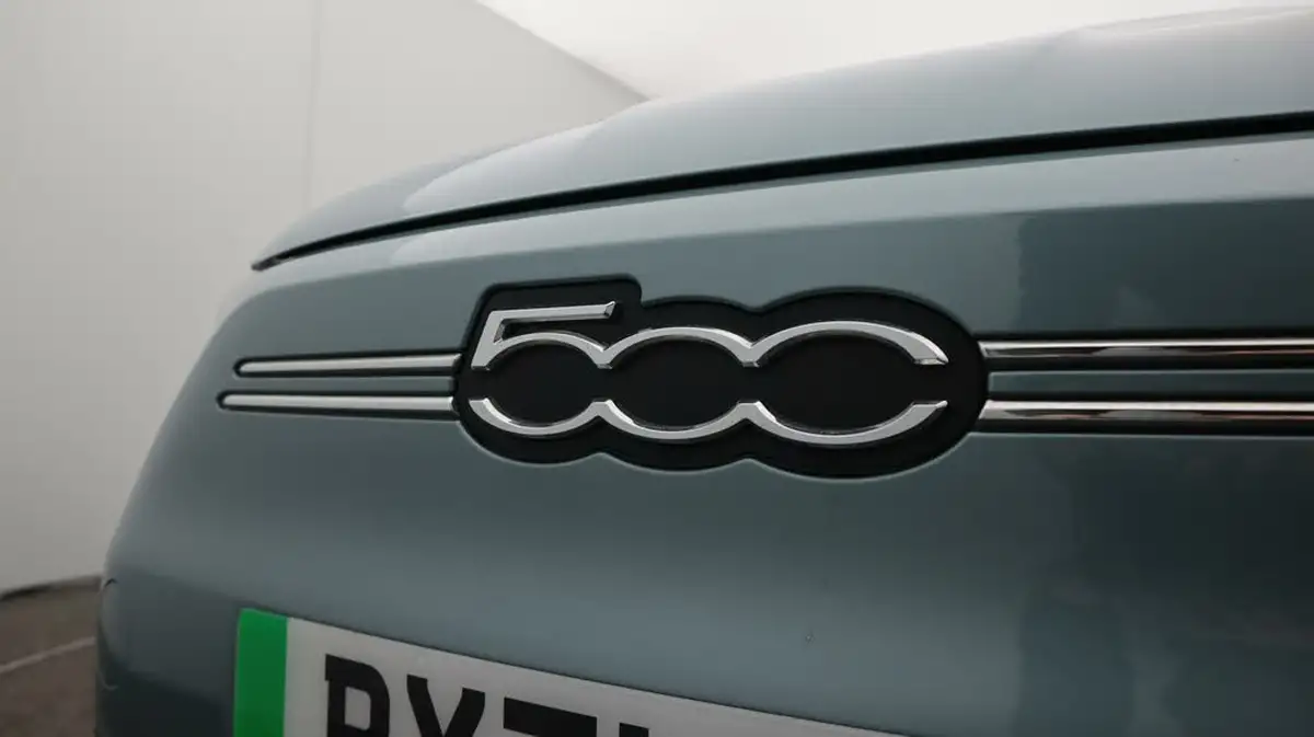 2021-fiat-500-e-action-big-19