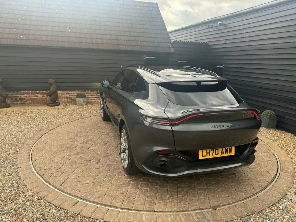 2020-aston-martin-dbx-40-v8-big-33