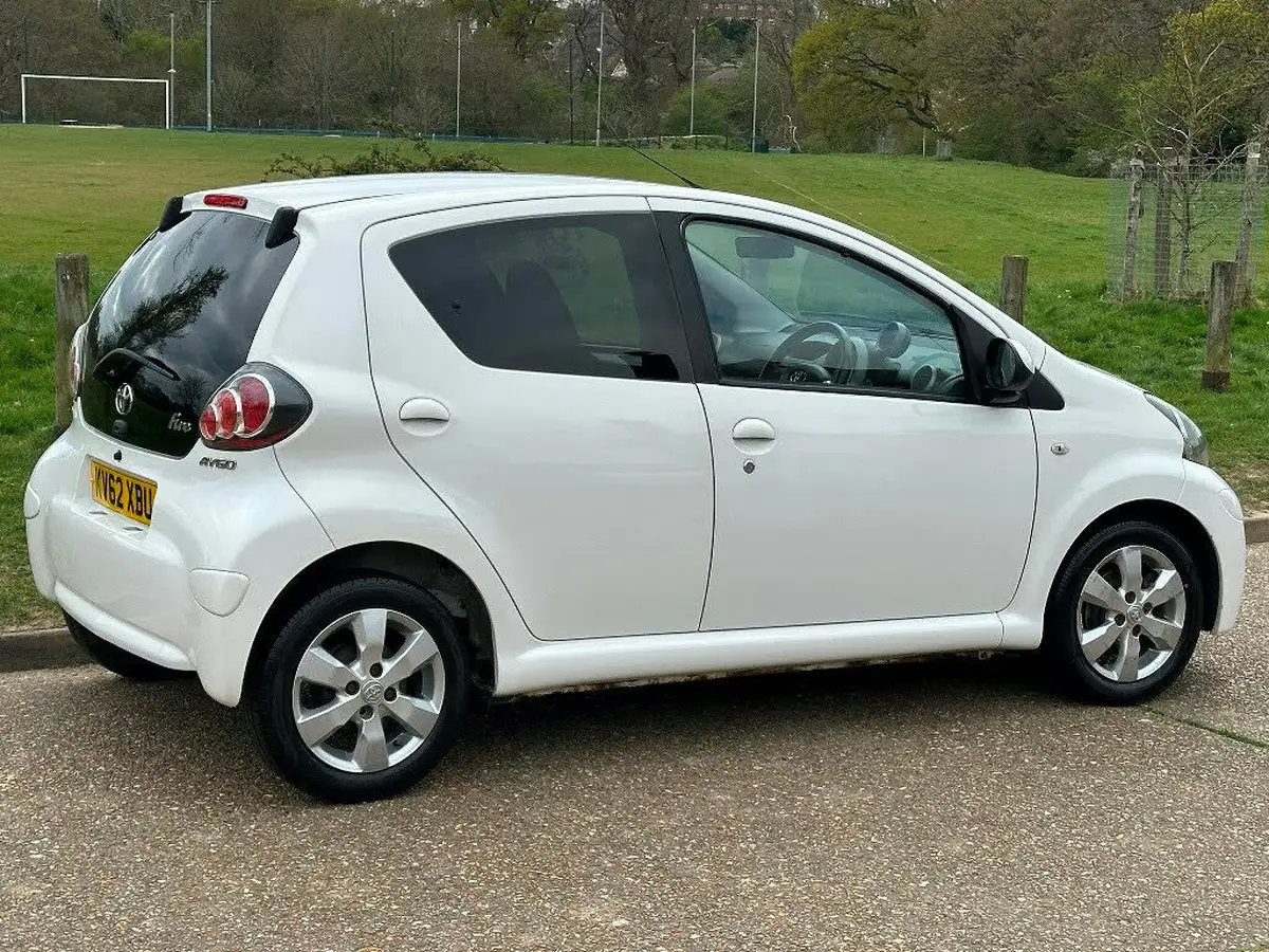 2012-toyota-aygo-10-aygo-fire-5d-big-1