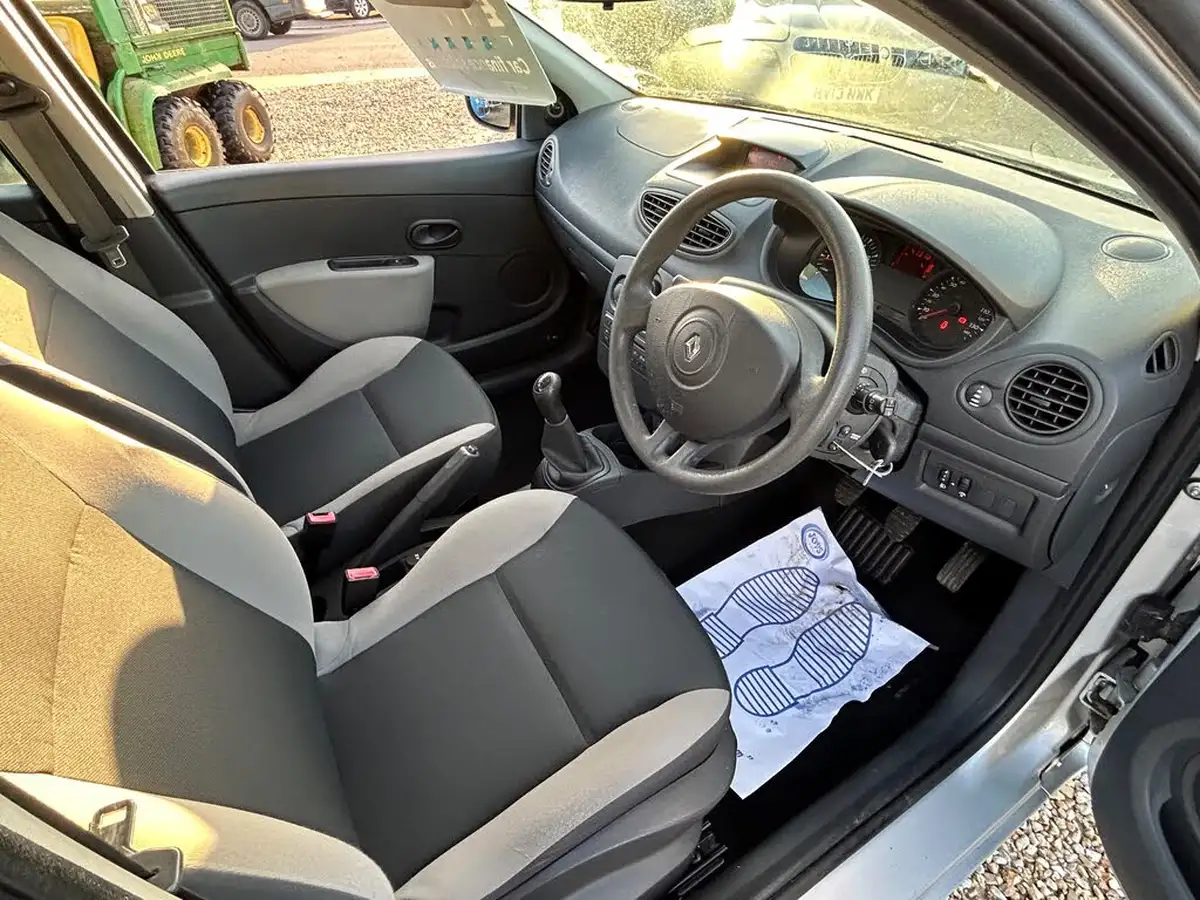 2011-renault-clio-12-bizu-16v-hatchback-5d-big-2