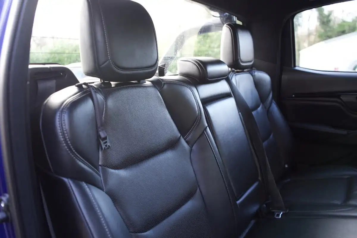 2023-isuzu-d-max-19td-v-cross-big-63