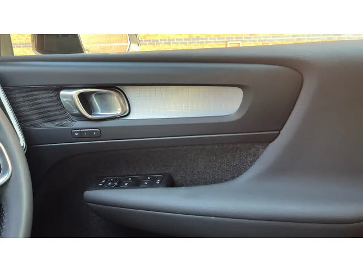 2023-volvo-xc40-20-b3-plus-big-14