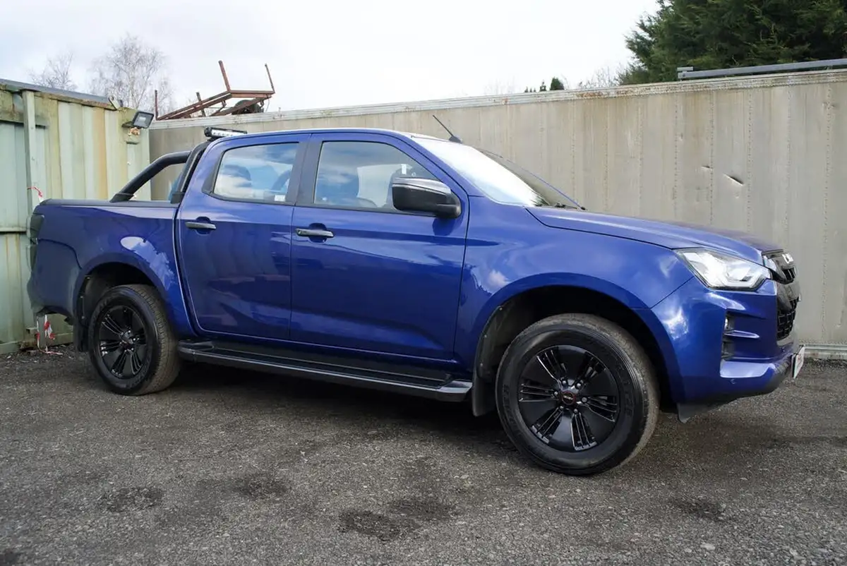 2023-isuzu-d-max-19td-v-cross-big-39