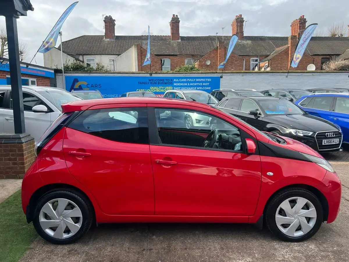 2014-toyota-aygo-10-vvt-i-x-play-5d-big-38