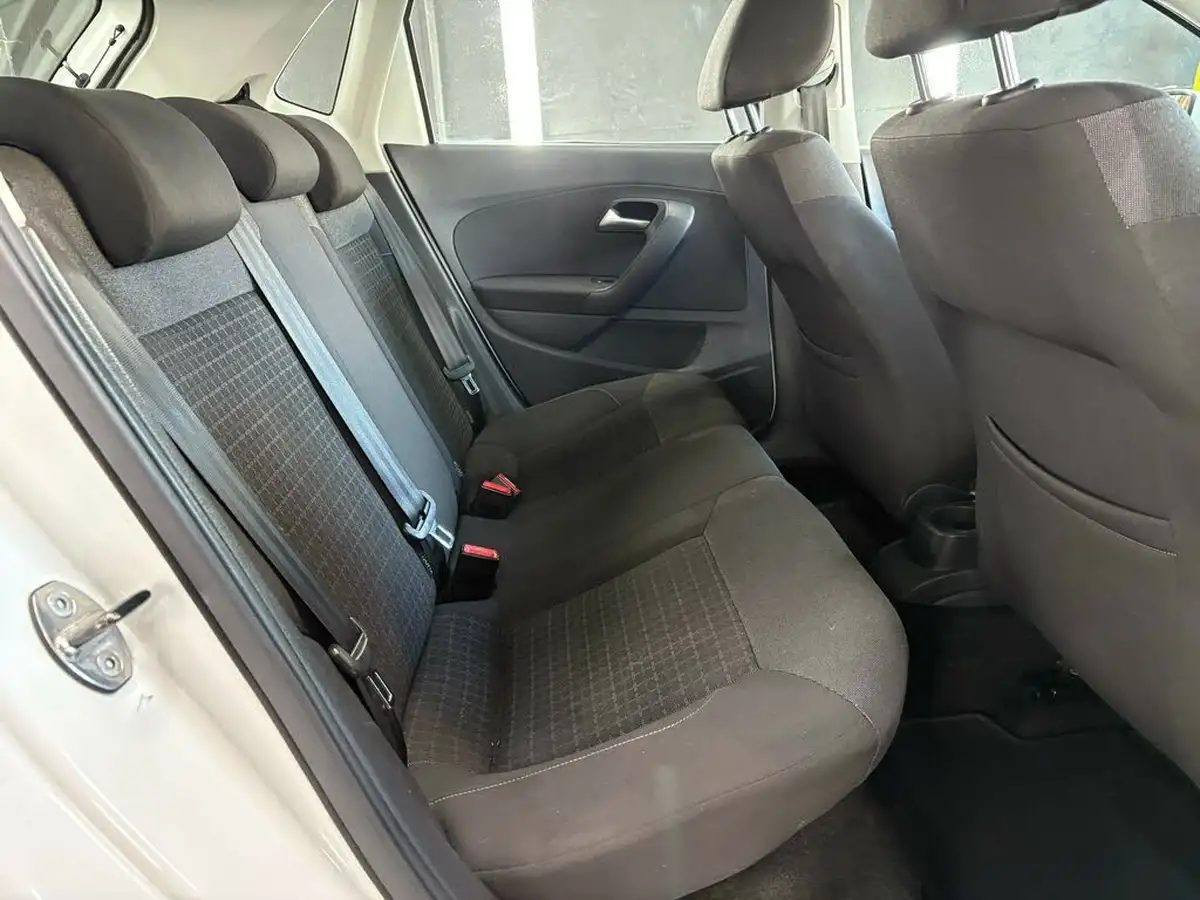 2015-volkswagen-polo-10-se-75ps-5d-big-10