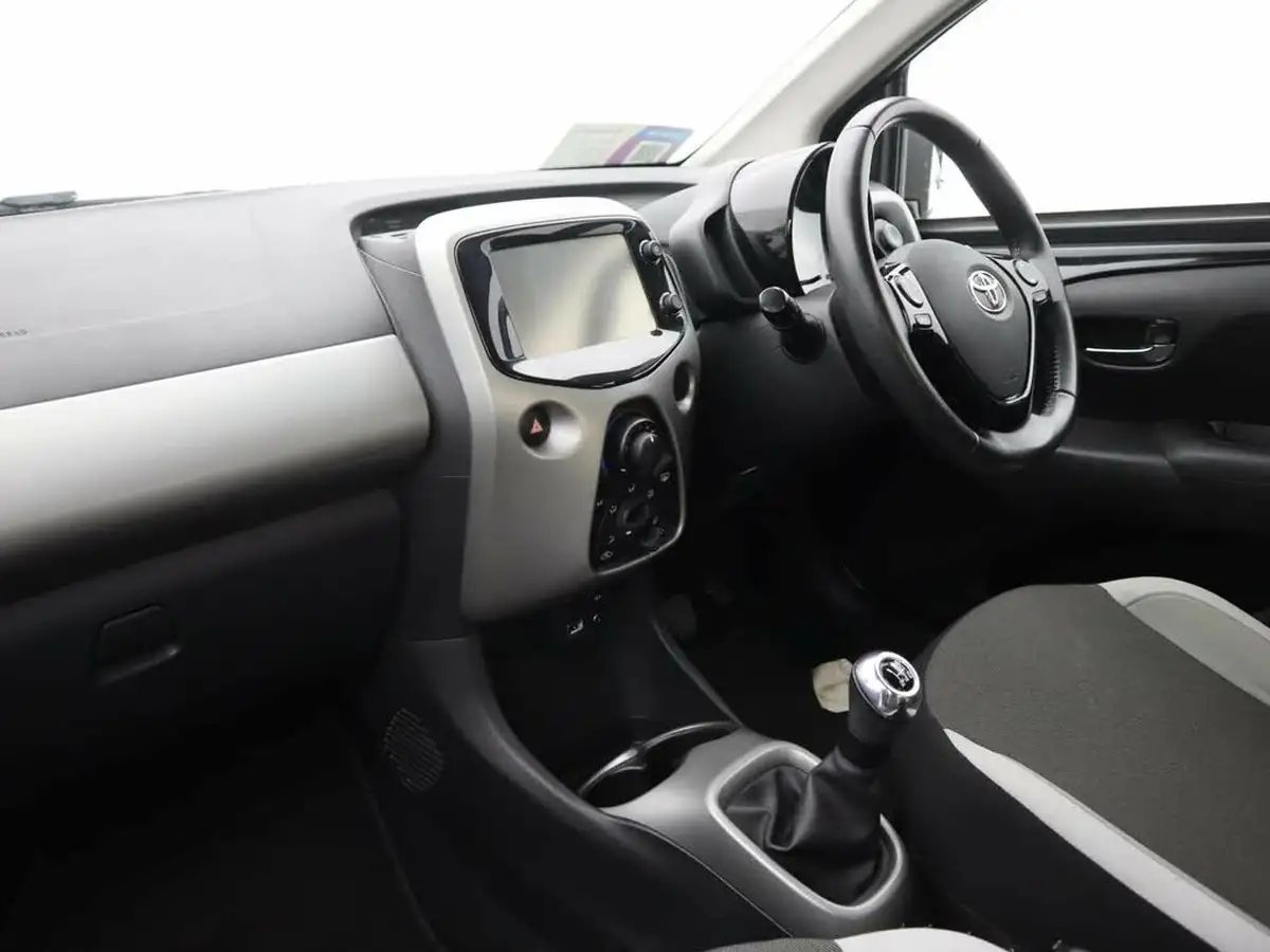 2017-toyota-aygo-10-vvt-i-x-play-71bhp-5d-big-8