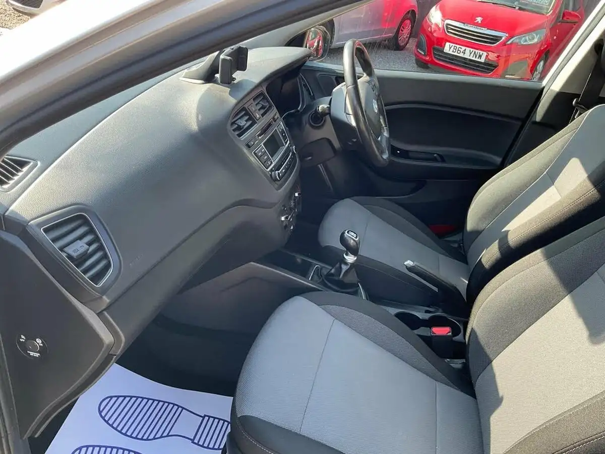 2018-hyundai-i20-12-se-hatchback-5d-big-7