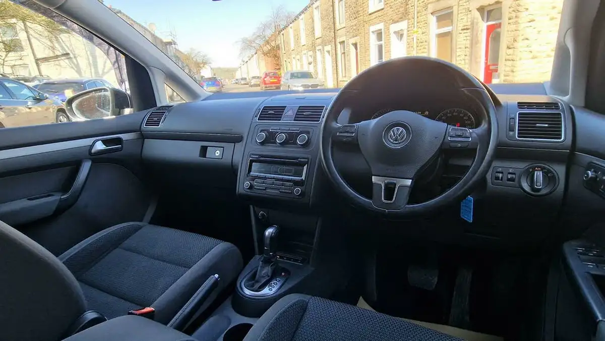 2013-volkswagen-touran-16td-bluemotion-se-dsg-big-8