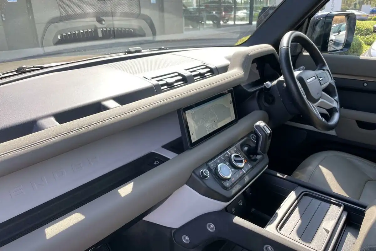 2022-land-rover-110-defender-30-d250-xs-edition-big-37