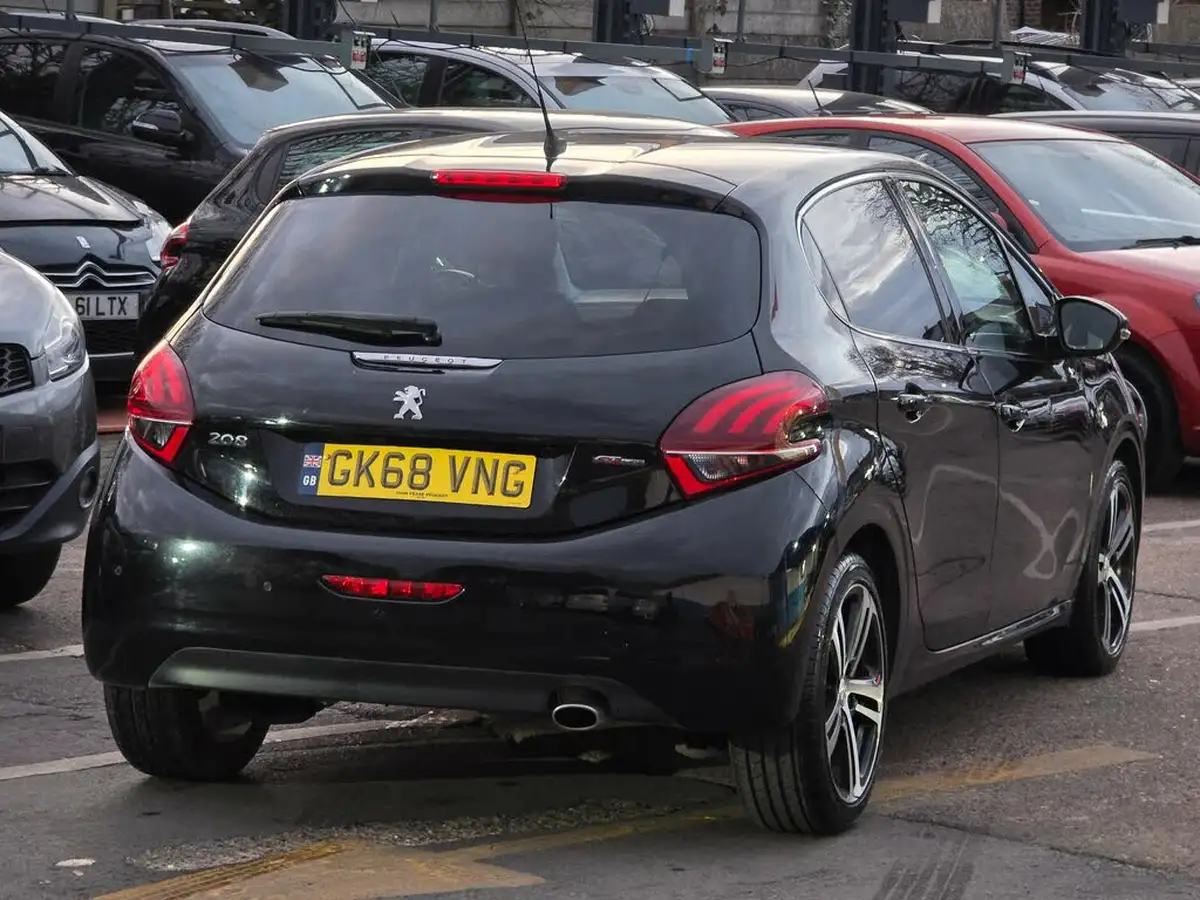 2018-peugeot-208-12-puretech-gt-line-eat6-big-4