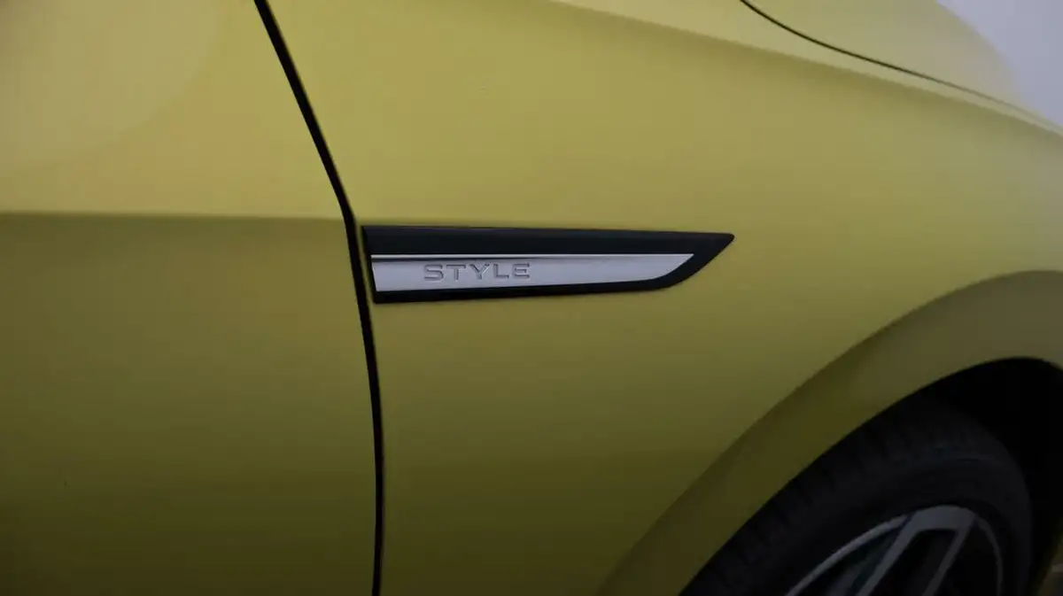 2021-volkswagen-golf-15-tsi-style-130ps-hatchback-big-21