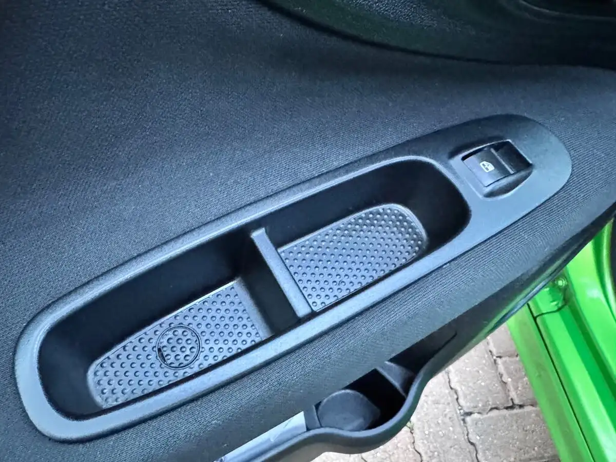 2012-fiat-punto-09-3d-big-50