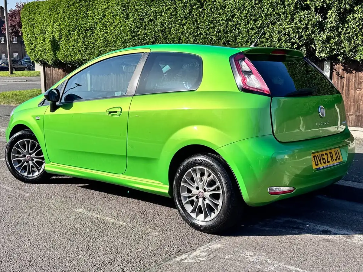 2012-fiat-punto-09-3d-big-2