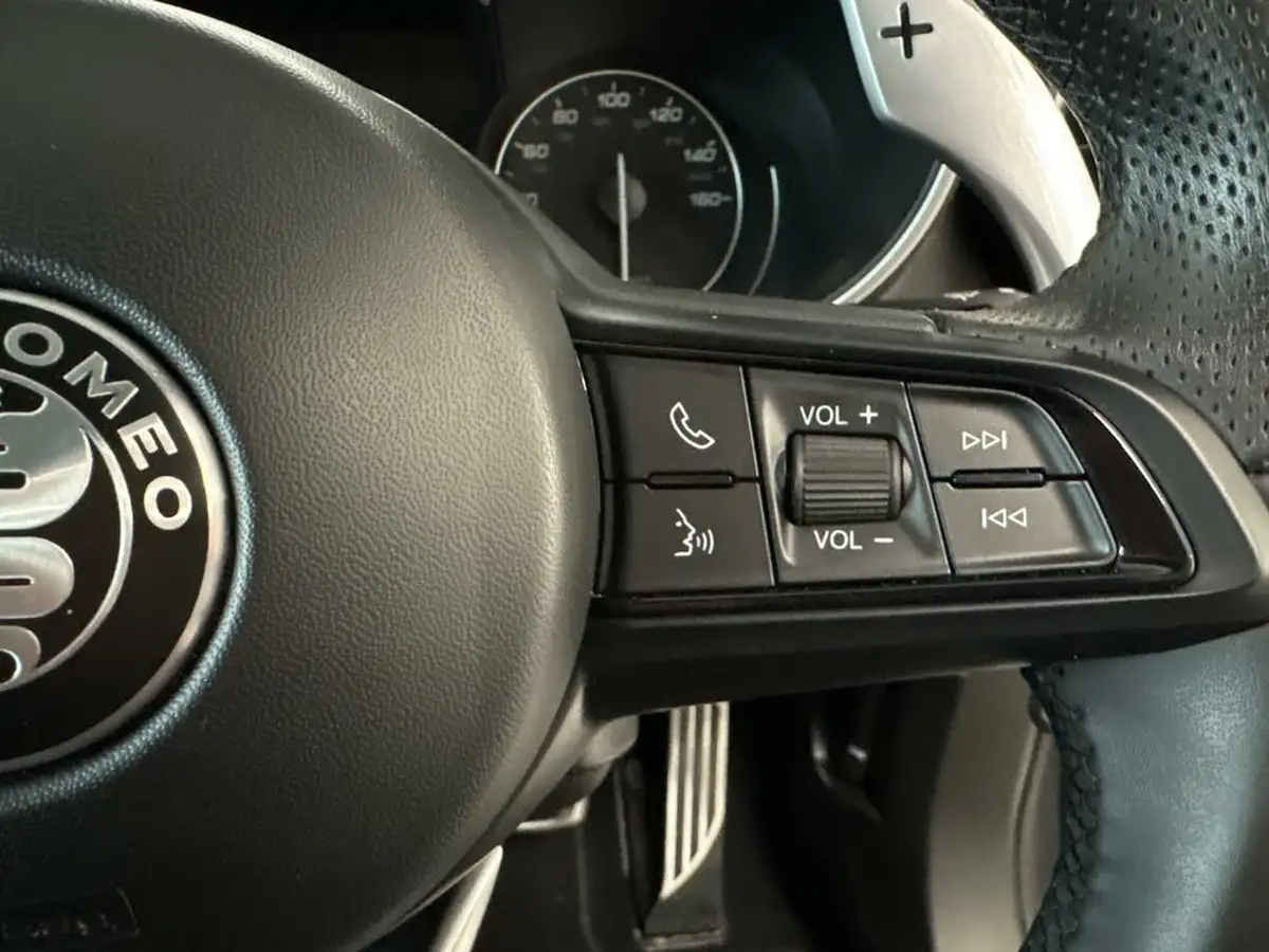 2022-alfa-romeo-stelvio-20-veloce-big-24