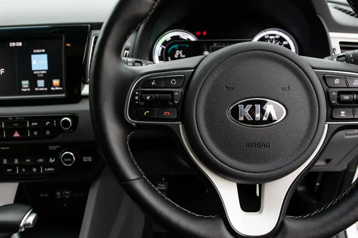 2017-kia-niro-16-gdi-first-edition-big-19