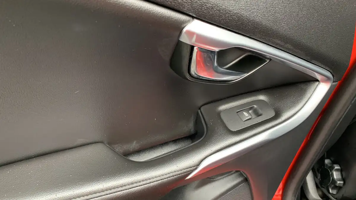 2019-volvo-v40-15-t2-inscription-big-40