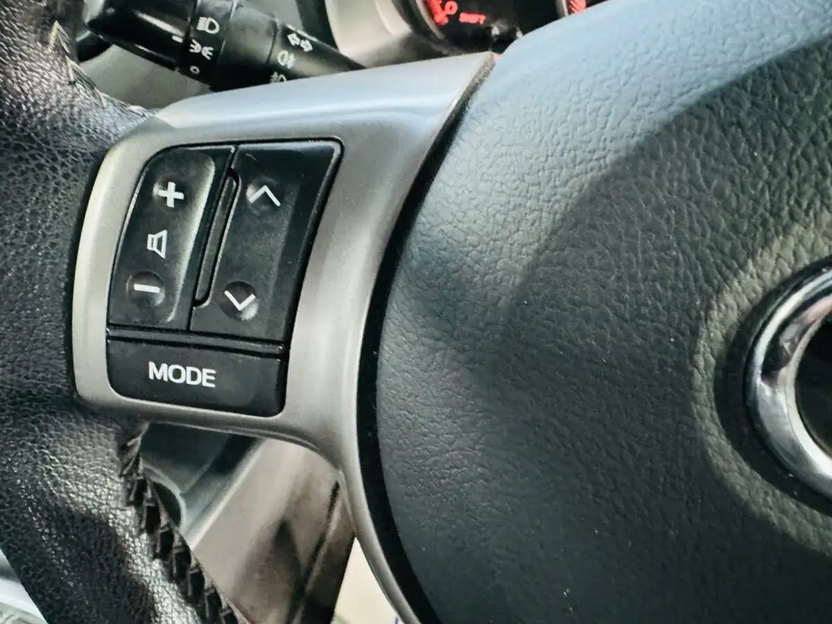 2015-toyota-yaris-133-icon-vvt-i-5d-big-14