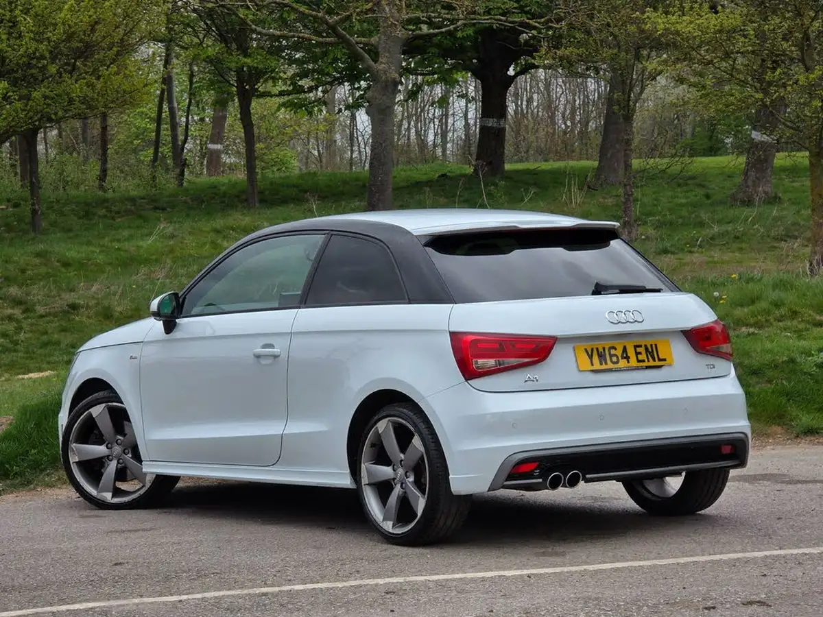 2015-audi-a1-20td-black-edition-hatchback-3d-big-4