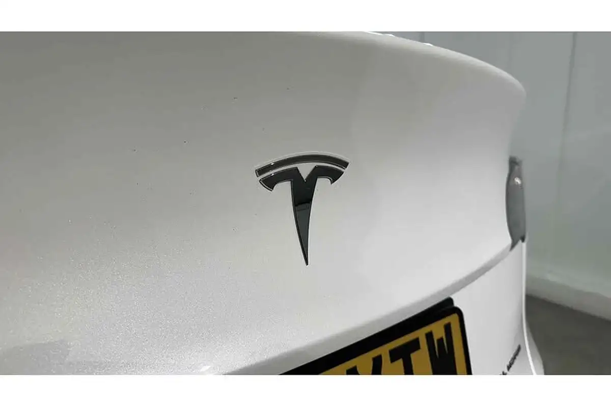 2022-tesla-model-y-e-long-range-big-10