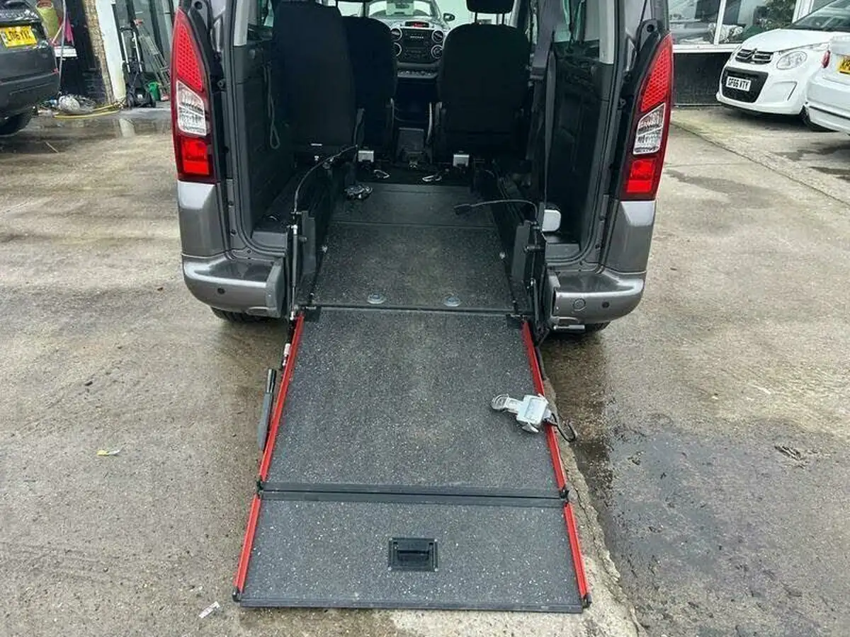 2018-peugeot-partner-big-41