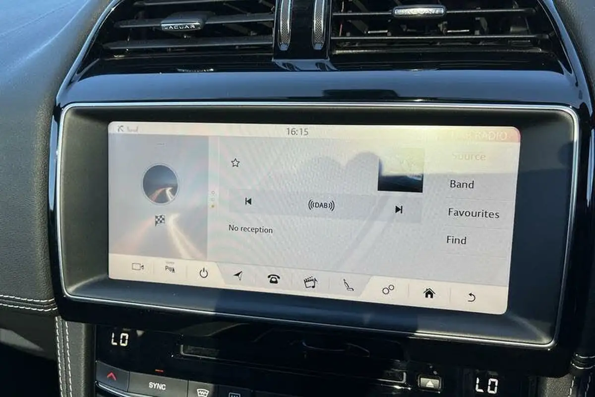 2019-jaguar-f-pace-20-i4d-chequered-flag-180ps-big-16