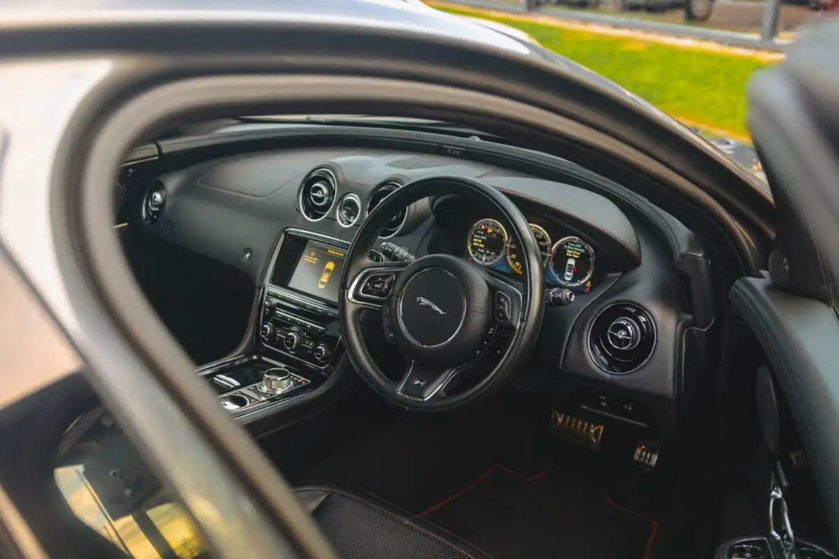 2015-jaguar-xj-series-50-xjr-saloon-big-36