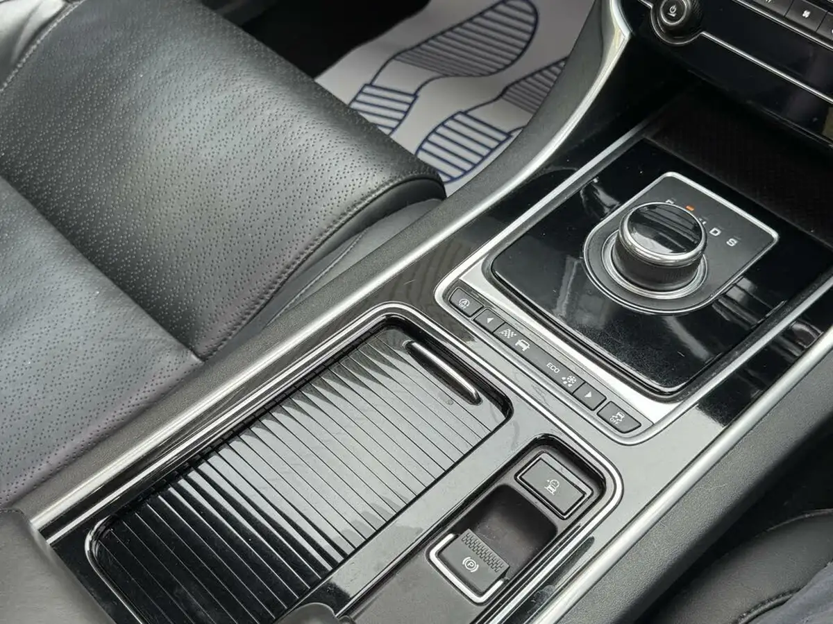 2017-jaguar-xe-20d-portfolio-180ps-awd-ss-1999cc-auto-big-31