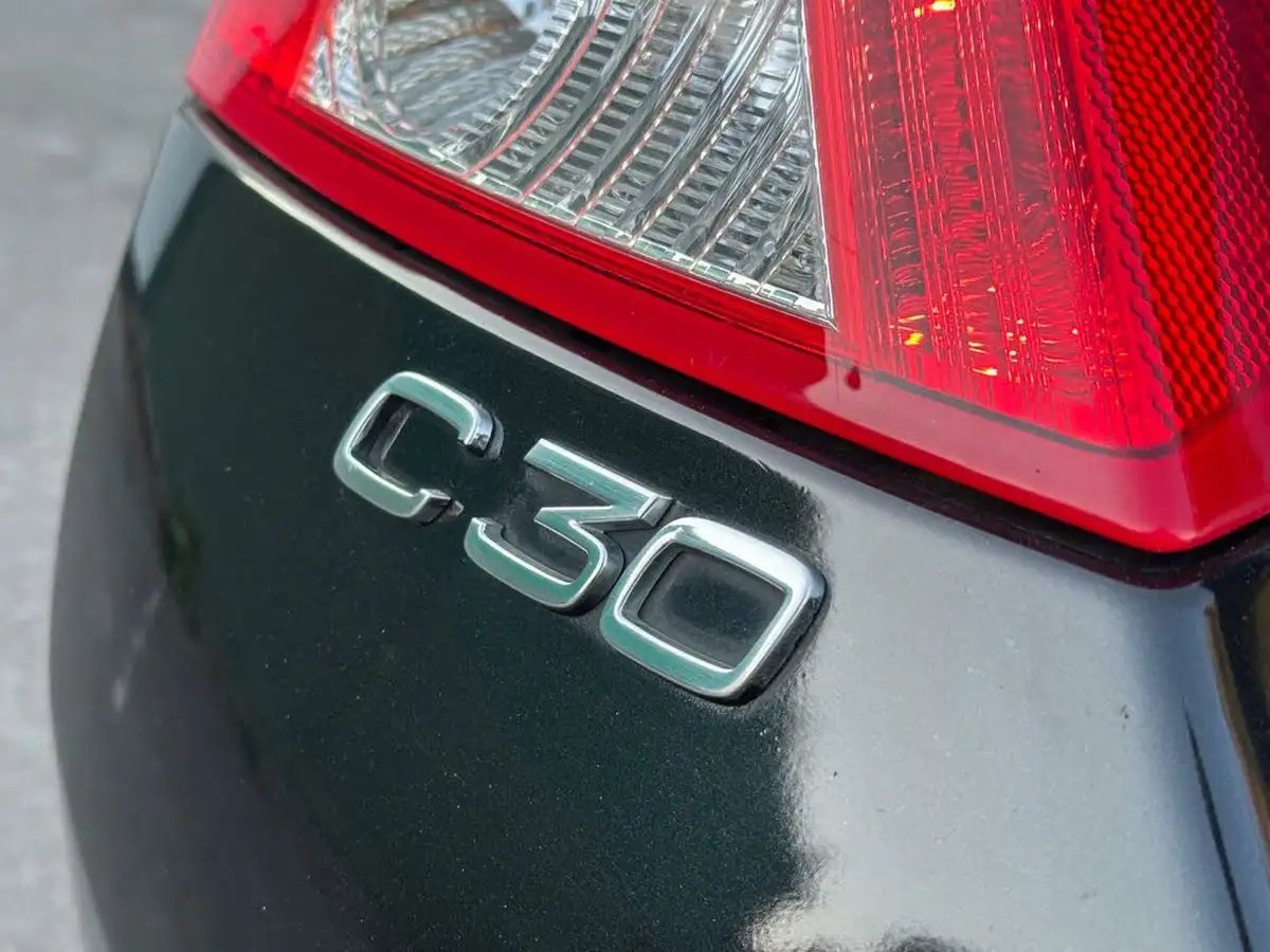 2012-volvo-c30-20-r-design-big-25