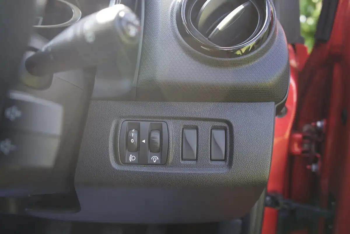 2015-renault-clio-12-dynamique-nav-big-40
