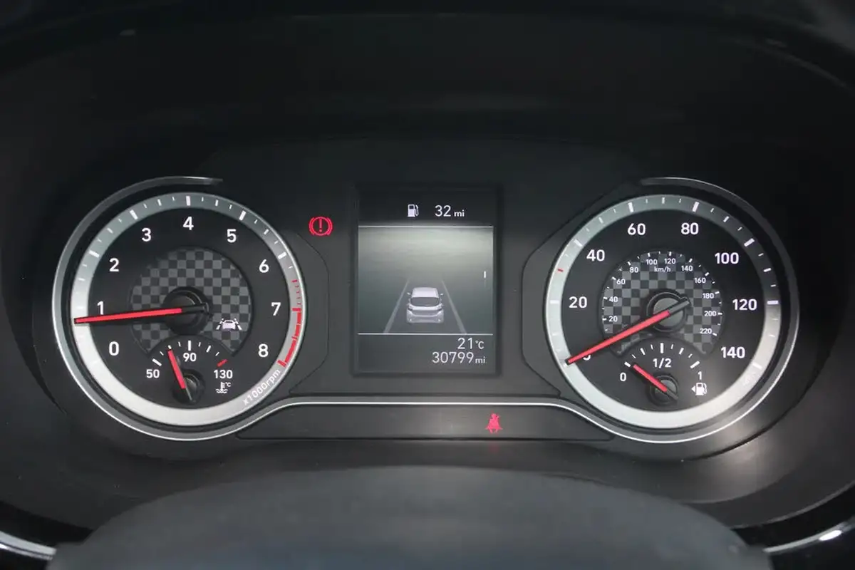 2022-hyundai-i10-10-se-connect-big-12