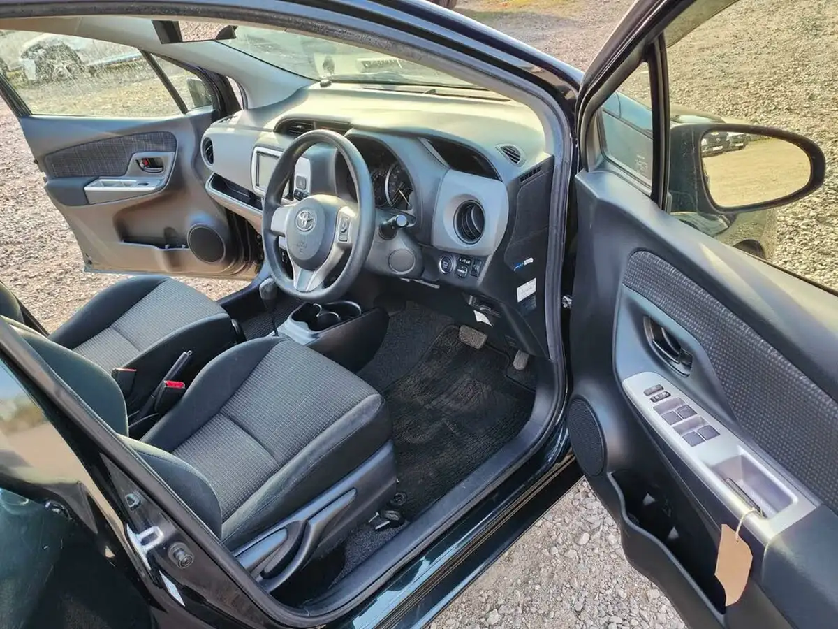 2014-toyota-yaris-big-6