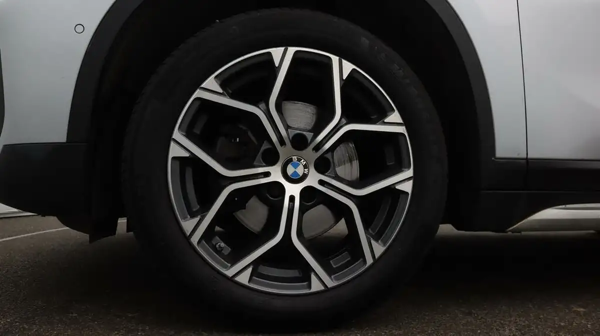 2021-bmw-x1-15-sdrive18i-xline-big-18