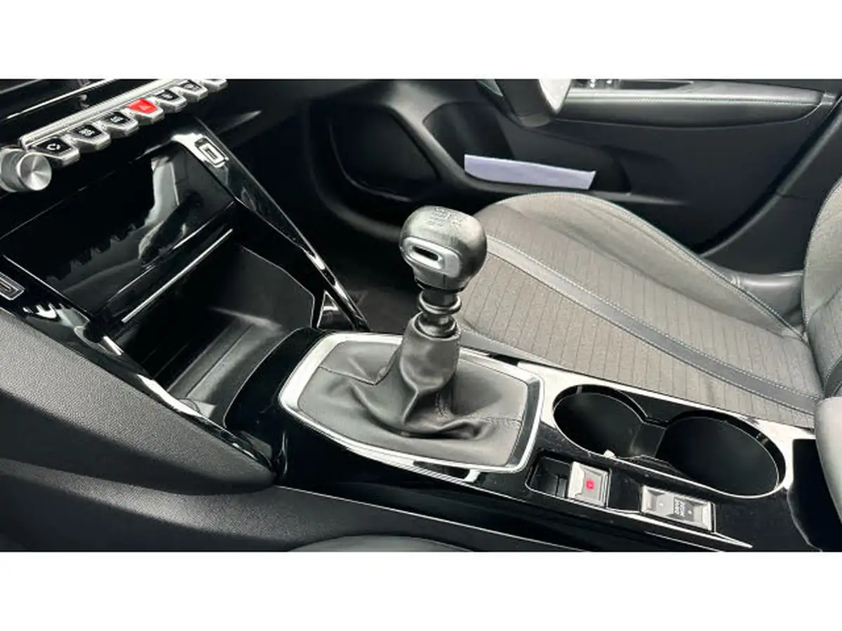 2022-peugeot-208-12-puretech-allure-premium-100bhp-big-12