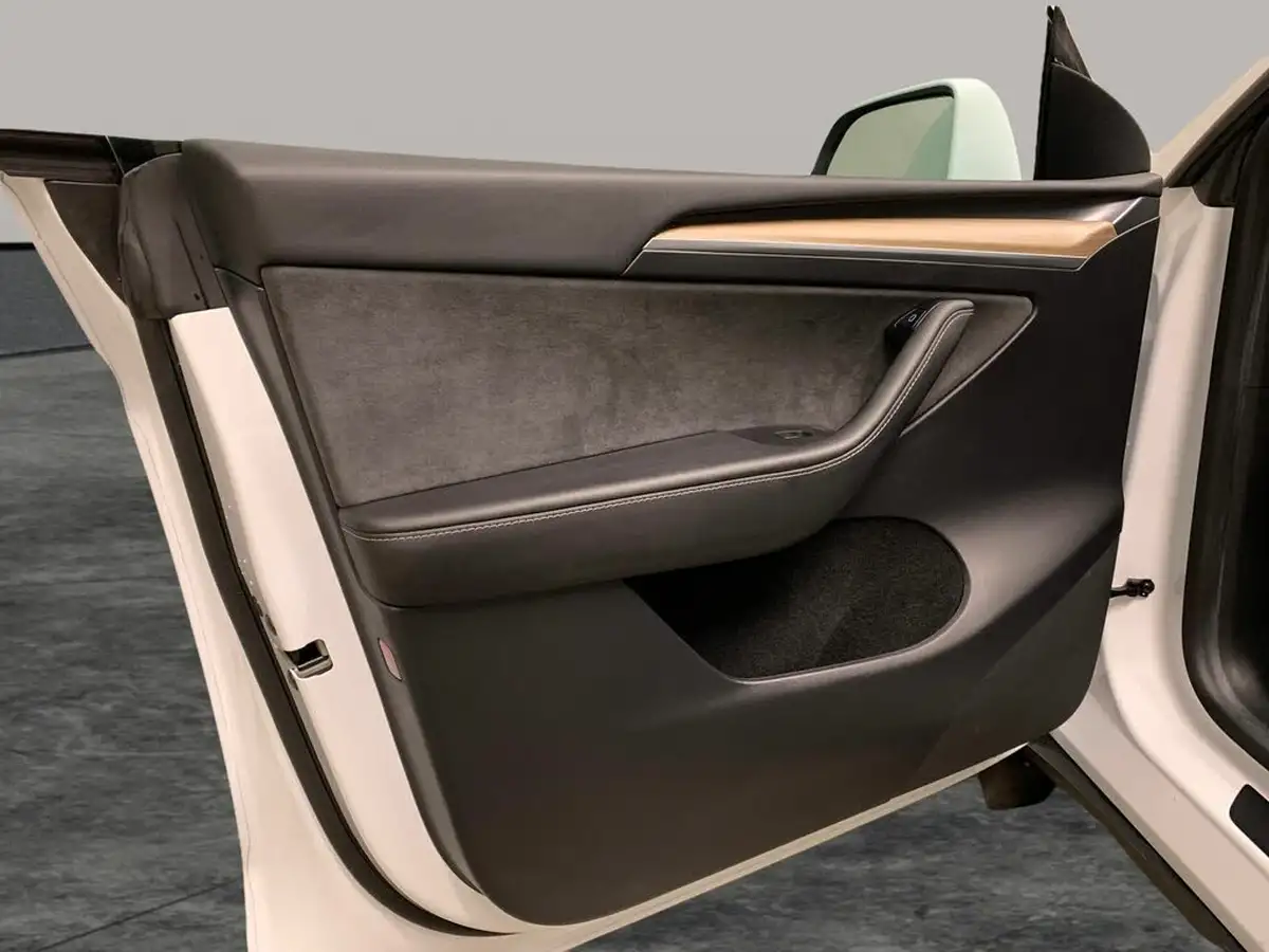 2022-tesla-model-y-e-long-range-big-31