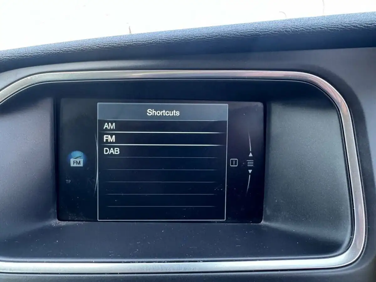 2016-volvo-v40-15-t2-inscription-big-21