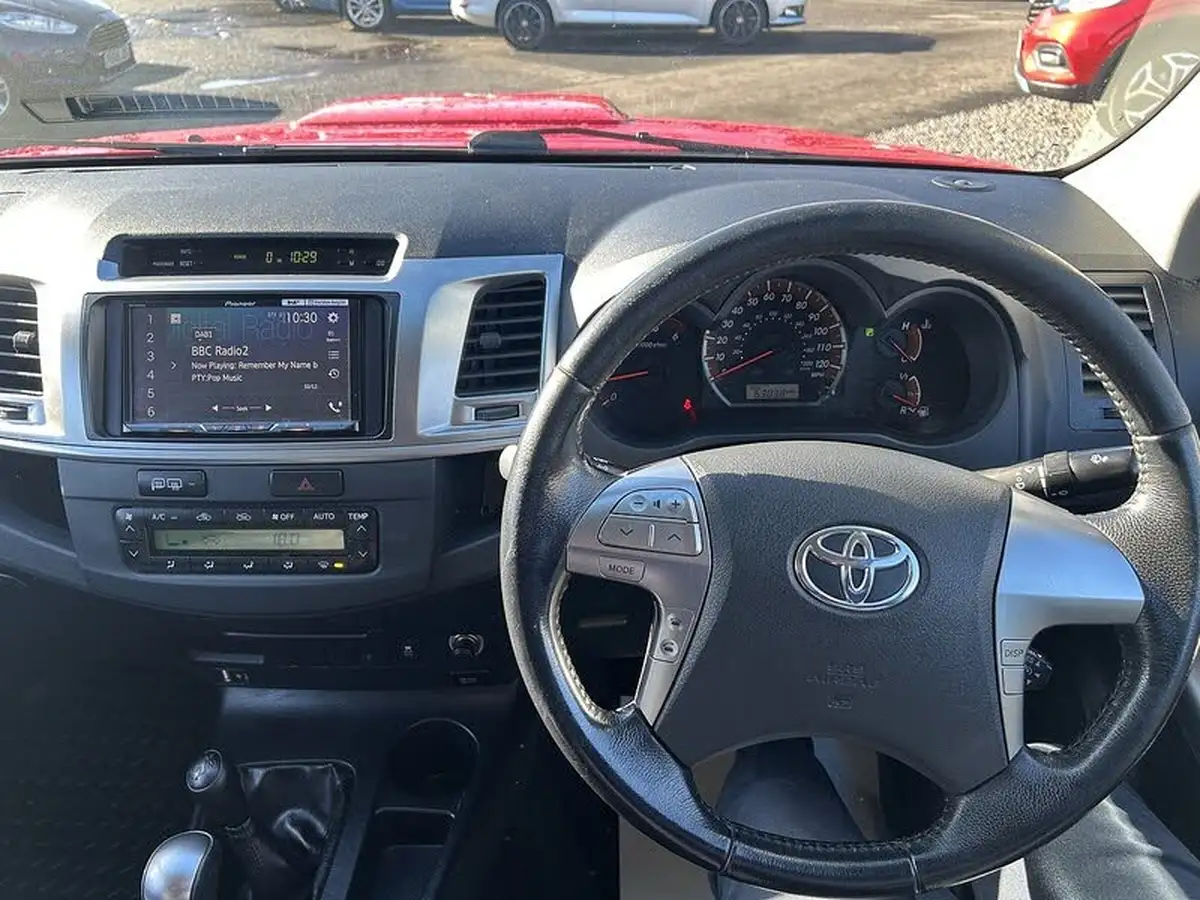 2016-toyota-hi-lux-30td-invincible-auto-big-13