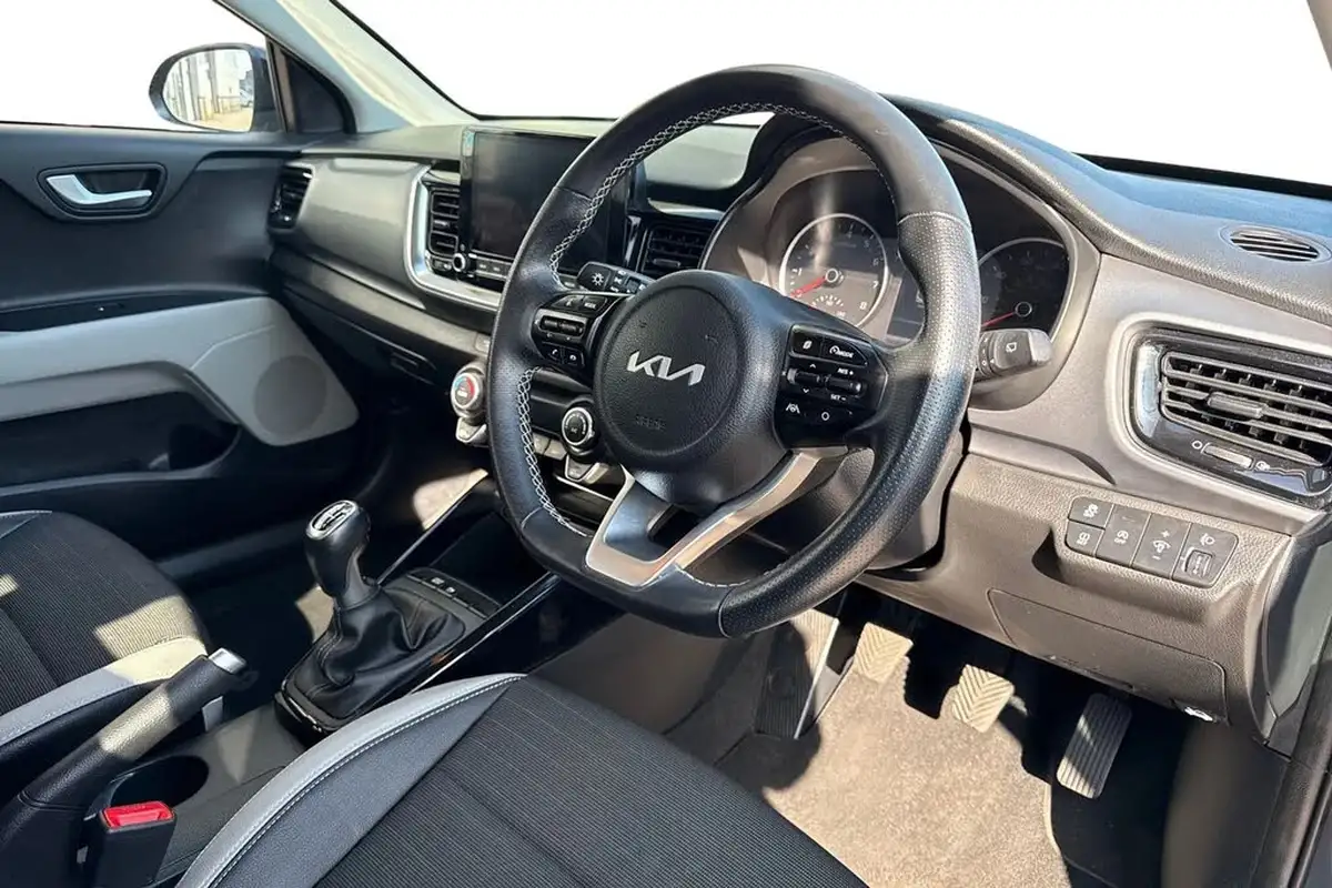 2022-kia-stonic-10-t-gdi-connect-big-13