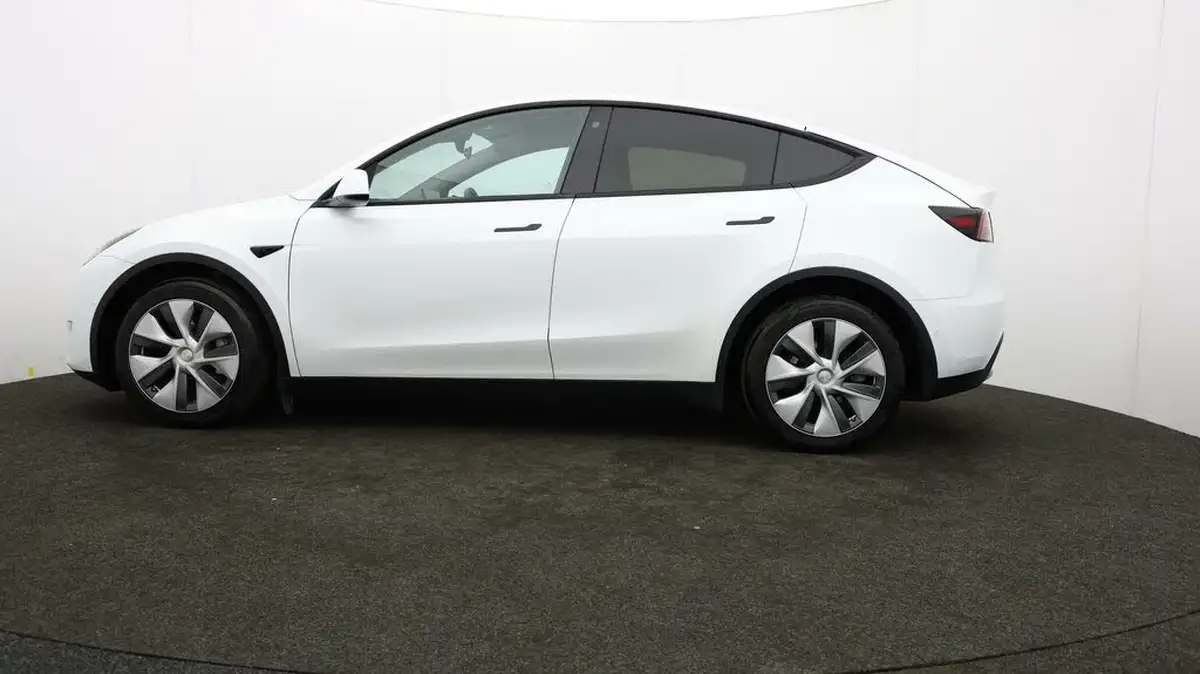 2022-tesla-model-y-e-long-range-big-62
